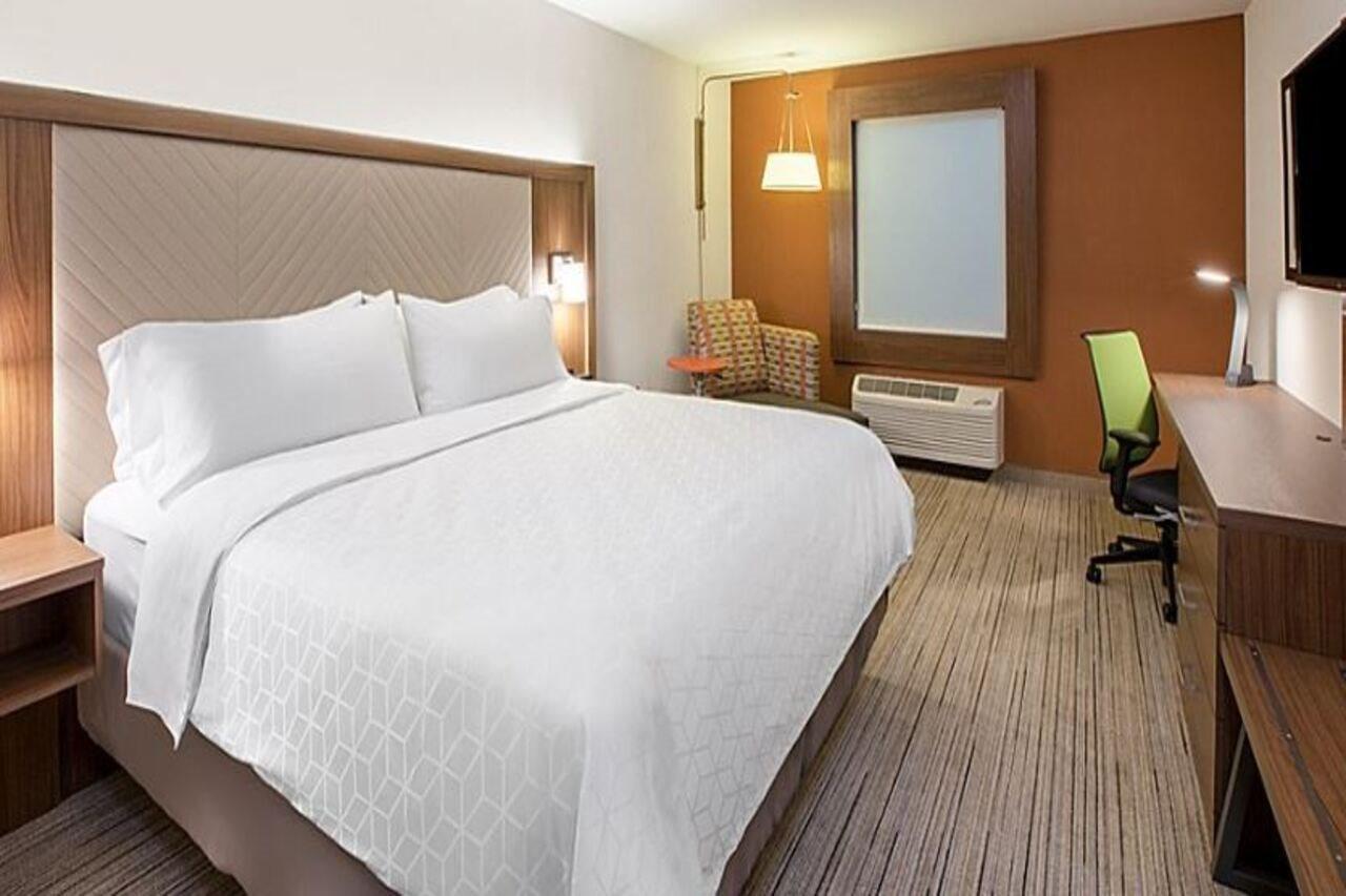 Holiday Inn Express & Suites - Staunton, An Ihg Hotel Exterior photo